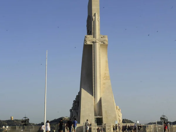 Sierpnia 2021 Lizbona Portugalia Ruch Osób Pod Pomnikiem Odkrycia Jednym — Zdjęcie stockowe