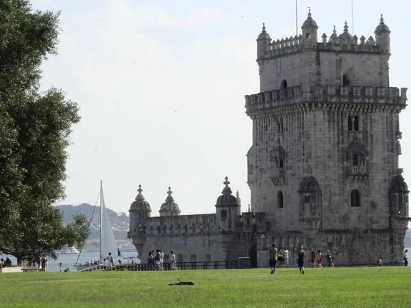 Torre Belem和里斯本的周围环境2021年8月13日 葡萄牙里斯本 由于葡萄牙最主要的旅游胜地之一 Torre Belem 甚至关闭了对游客的访问 — 图库照片
