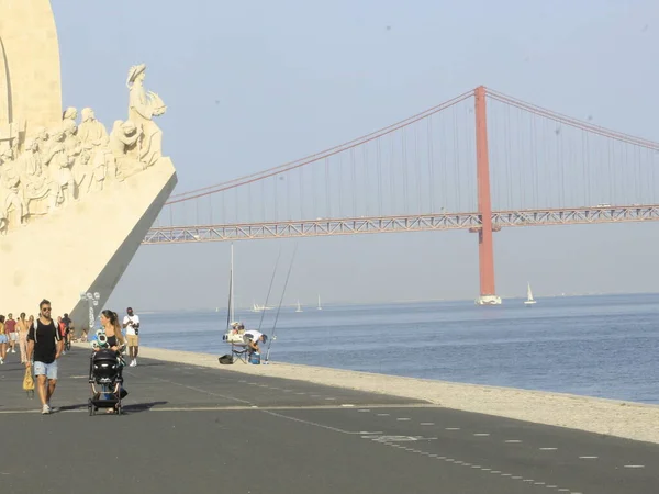 Августа 2021 Года Лиссабон Португалия Движение Людей Памятника Открытиям Одного — стоковое фото