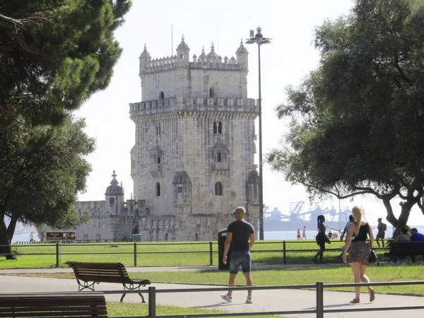 Torre Belem和里斯本的周围环境2021年8月13日 葡萄牙里斯本 由于葡萄牙最主要的旅游胜地之一 Torre Belem 甚至关闭了对游客的访问 — 图库照片