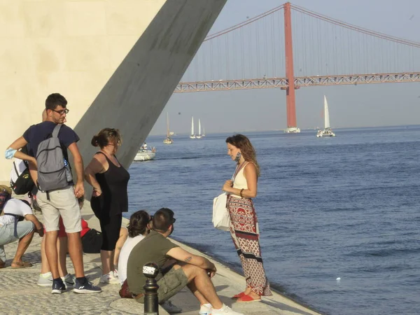Августа 2021 Года Лиссабон Португалия Движение Людей Памятника Открытиям Одного — стоковое фото