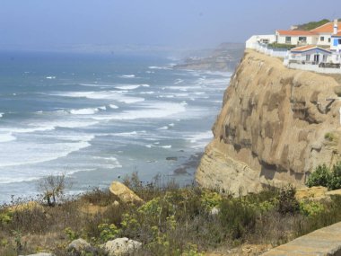 Portekiz kıyısında Azenhas do Mar manzarası. 16 Ağustos 2021, Sintra, Portekiz: Portekiz 'in Sintra ilçesindeki Azenhas do Mar sahili, 16 Ağustos Pazartesi günü Lizbon' a yaklaşık 30 km uzaklıkta.).