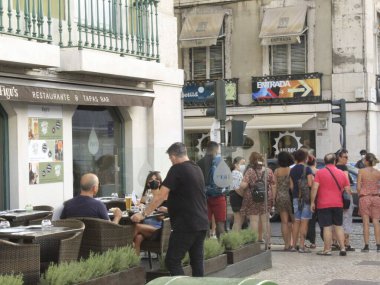 Lizbon 'daki Figueira Meydanı. 14 Ağustos 2021, Lizbon, Portekiz: Figueira Meydanı 'nda 14 Ağustos Cumartesi günü, Lizbon şehir merkezinde bulunan insanların hareketi)