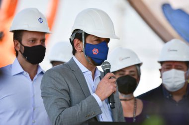 Sao Paulo Valisi Joao Doria, şehrin binbaşısı Ricardo Nunes, CPTM ve Metro İnşaat Alanındaki kesme çarkının indirilmesine katılıyor. 17 Ağustos 2021, Sao Paulo, Brezilya: Sao Paulo Valisi, Joao Doria,