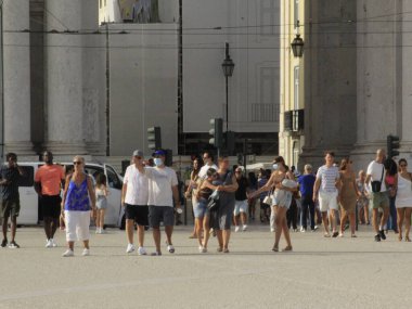 Comercio Meydanı, Lizbon 'da. 14 Ağustos 2021, Lizbon, Portekiz: Comercio Meydanı ve çevresinde 14 Ağustos Cumartesi günü Portekiz 'in başkenti Lizbon' da yoğun sıcak bir günde insan dolaşımı). 