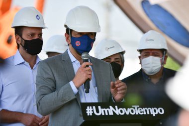 Sao Paulo Valisi Joao Doria, şehrin binbaşısı Ricardo Nunes, CPTM ve Metro İnşaat Alanındaki kesme çarkının indirilmesine katılıyor. 17 Ağustos 2021, Sao Paulo, Brezilya: Sao Paulo Valisi, Joao Doria,