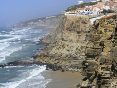 Portekiz kıyısında Azenhas do Mar manzarası. 16 Ağustos 2021, Sintra, Portekiz: Portekiz 'in Sintra ilçesindeki Azenhas do Mar sahili, 16 Ağustos Pazartesi günü Lizbon' a yaklaşık 30 km uzaklıkta.).