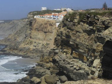 Portekiz kıyısında Azenhas do Mar manzarası. 16 Ağustos 2021, Sintra, Portekiz: Portekiz 'in Sintra ilçesindeki Azenhas do Mar sahili, 16 Ağustos Pazartesi günü Lizbon' a yaklaşık 30 km uzaklıkta.).