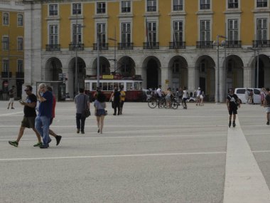 Comercio Meydanı, Lizbon 'da. 14 Ağustos 2021, Lizbon, Portekiz: Comercio Meydanı ve çevresinde 14 Ağustos Cumartesi günü Portekiz 'in başkenti Lizbon' da yoğun sıcak bir günde insan dolaşımı). 