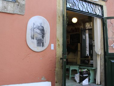 Lizbon 'daki Alfama Mahallesi. 17 Ağustos 2021, Lizbon, Portekiz: Lizbon 'un en geleneksel semtlerinden biri olan Alfama Mahallesi' nin dar sokakları ve Santa Luzia ve Portas do Sol bakış açıları