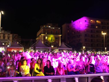 DJ on Stage, Riccione 'nin İtalyan yazını sallıyor. 14 Ağustos 2021, Riccione, İtalya: Sahnedeki DJ İtalyan yazını 14 Ağustos Cumartesi günü Riccione, Emilia-Romagna bölgesinde salladı).