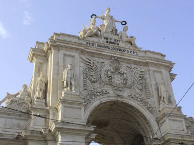 Comercio Meydanı, Lizbon 'da. 14 Ağustos 2021, Lizbon, Portekiz: Comercio Meydanı ve çevresinde 14 Ağustos Cumartesi günü Portekiz 'in başkenti Lizbon' da yoğun sıcak bir günde insan dolaşımı). 