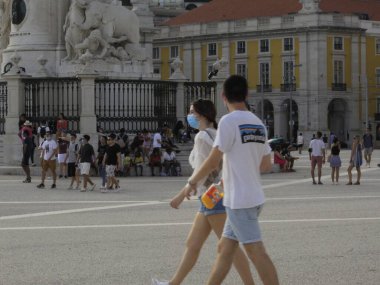 Comercio Meydanı, Lizbon 'da. 14 Ağustos 2021, Lizbon, Portekiz: Comercio Meydanı ve çevresinde 14 Ağustos Cumartesi günü Portekiz 'in başkenti Lizbon' da yoğun sıcak bir günde insan dolaşımı). 