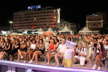 DJ on Stage, Riccione 'nin İtalyan yazını sallıyor. 14 Ağustos 2021, Riccione, İtalya: Sahnedeki DJ İtalyan yazını 14 Ağustos Cumartesi günü Riccione, Emilia-Romagna bölgesinde salladı).