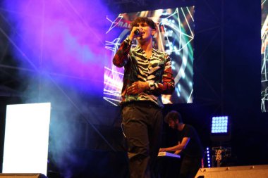 DJ on Stage, Riccione 'nin İtalyan yazını sallıyor. 14 Ağustos 2021, Riccione, İtalya: Sahnedeki DJ İtalyan yazını 14 Ağustos Cumartesi günü Riccione, Emilia-Romagna bölgesinde salladı).