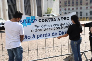 Çalışanlar Sao Paulo Belediye Binası önünde PEC 32 'yi protesto ediyorlar. 18 Ağustos 2021, Sao Paulo, Brezilya: Sao Paulo Belediyesi önünde ulusal greve destek için bir seferberlik daha düzenlendi.