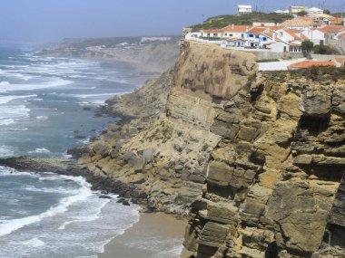 Portekiz kıyısında Azenhas do Mar manzarası. 16 Ağustos 2021, Sintra, Portekiz: Portekiz 'in Sintra ilçesindeki Azenhas do Mar sahili, 16 Ağustos Pazartesi günü Lizbon' a yaklaşık 30 km uzaklıkta.).