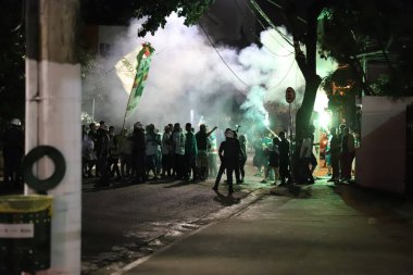 17 Ağustos 2021, Sao Paulo, Brezilya: Palmeiras taraftarları, Sao Paulo takımıyla oynanan futbol maçına gelen oyuncuları karşılıyor. 