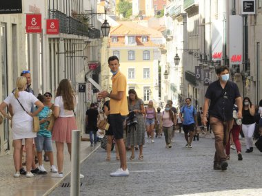 15 Ağustos 2021, Lizbon, Portekiz: Portekiz 'in başkenti Lizbon' da 15 Ağustos Pazar günü Coronavirus salgınının ortasında yoğun yaya hareketi. 