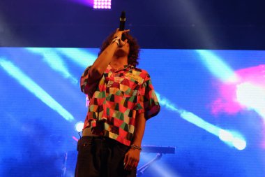 DJ on Stage, Riccione 'nin İtalyan yazını sallıyor. 14 Ağustos 2021, Riccione, İtalya: Sahnedeki DJ İtalyan yazını 14 Ağustos Cumartesi günü Riccione, Emilia-Romagna bölgesinde salladı).