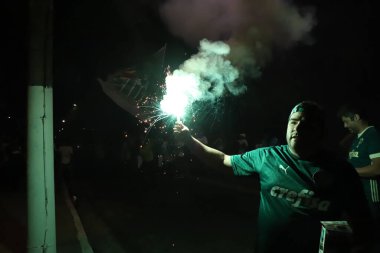 17 Ağustos 2021, Sao Paulo, Brezilya: Palmeiras taraftarları, Sao Paulo takımıyla oynanan futbol maçına gelen oyuncuları karşılıyor. 