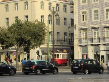 Lizbon 'daki Figueira Meydanı. 14 Ağustos 2021, Lizbon, Portekiz: Figueira Meydanı 'nda 14 Ağustos Cumartesi günü, Lizbon şehir merkezinde bulunan insanların hareketi)