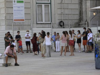 Comercio Meydanı, Lizbon 'da. 14 Ağustos 2021, Lizbon, Portekiz: Comercio Meydanı ve çevresinde 14 Ağustos Cumartesi günü Portekiz 'in başkenti Lizbon' da yoğun sıcak bir günde insan dolaşımı). 