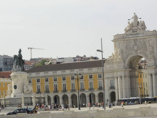 在里斯本的Comercio广场2021年8月14日 葡萄牙里斯本 星期六 8月14日 在葡萄牙首都里斯本的另一个炎热的日子里 人们在Comercio广场和周边地区的流动 — 图库照片