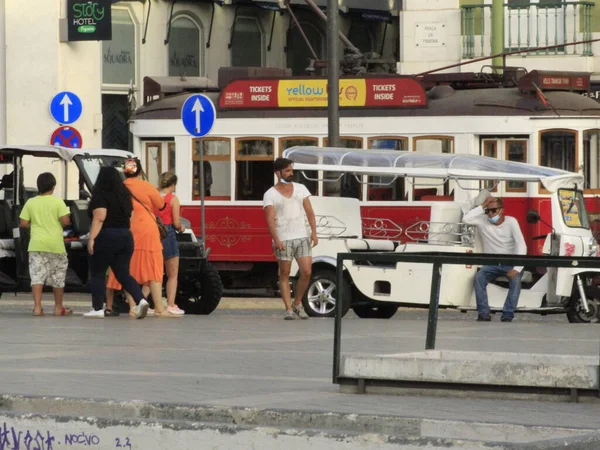 リスボンのフィゲイラ広場だ 2021年8月14日ポルトガル リスボン 土曜日 14日 ポルトガルのリスボン中心街に位置するフィゲイラ広場の人々の移動 — ストック写真