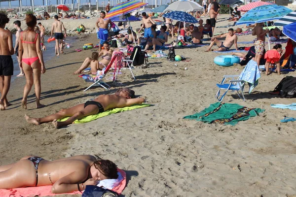 Időjárás Olaszországban Forró Nap Sok Fürdőzőt Visz Olaszországi Cattolica Strandjára — Stock Fotó