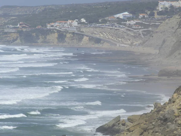 Azenhas Mar的景色 葡萄牙海岸 2021年8月16日 葡萄牙辛特拉 8月16日 位于距里斯本约30公里的辛特拉地区的葡萄牙沿海城市阿泽纳斯多马 — 图库照片