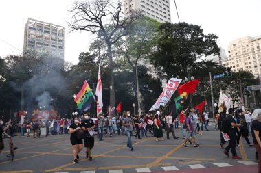 Protesto, PEC 32 'ye karşı belediye memurlarını bir araya getirdi. 18 Ağustos 2021, Sao Paulo, Brezilya: 18 Ağustos Çarşamba günü Sao Paulo şehir merkezinde İdari Reform 'un PEC 32' sine karşı protestolar belediye çalışanlarını bir araya getirdi.). 