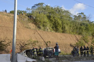 Natal 'da bir kovalamaca sırasında polis arabası ve çalıntı araba uçurumdan düştü. 18 Ağustos 2021, Natal, Rio Grande do Norte, Brezilya: Bir şüpheli ve bir rehine uçurumdan düşüp alev aldıktan sonra öldü 