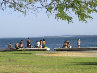 18 Ağustos 2021, Setubal, Portekiz: Lizbon 'un metropol bölgesindeki Setubal limanında 18 Ağustos Çarşamba günü gemilerin hareketi. Setubal Limanı Portekiz 'in en önemli limanlarından biridir.