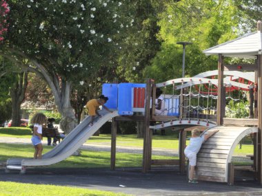 18 Ağustos 2021, Setubal, Portekiz: Lizbon 'un metropol bölgesindeki Setubal limanında 18 Ağustos Çarşamba günü gemilerin hareketi. Setubal Limanı Portekiz 'in en önemli limanlarından biridir.