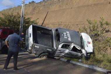 Natal 'da bir kovalamaca sırasında polis arabası ve çalıntı araba uçurumdan düştü. 18 Ağustos 2021, Natal, Rio Grande do Norte, Brezilya: Bir şüpheli ve bir rehine uçurumdan düşüp alev aldıktan sonra öldü 