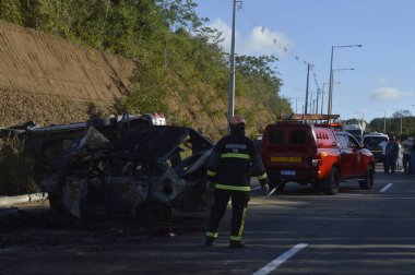Natal 'da bir kovalamaca sırasında polis arabası ve çalıntı araba uçurumdan düştü. 18 Ağustos 2021, Natal, Rio Grande do Norte, Brezilya: Bir şüpheli ve bir rehine uçurumdan düşüp alev aldıktan sonra öldü 
