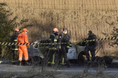 Natal 'da bir kovalamaca sırasında polis arabası ve çalıntı araba uçurumdan düştü. 18 Ağustos 2021, Natal, Rio Grande do Norte, Brezilya: Bir şüpheli ve bir rehine uçurumdan düşüp alev aldıktan sonra öldü 