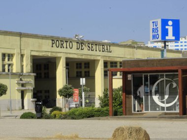 18 Ağustos 2021, Setubal, Portekiz: Lizbon 'un metropol bölgesindeki Setubal limanında 18 Ağustos Çarşamba günü gemilerin hareketi. Setubal Limanı Portekiz 'in en önemli limanlarından biridir.