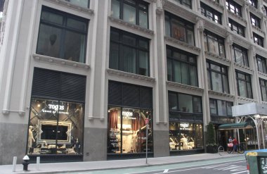 Amazon 'dan milyarder Jeff Bezos New York' taki 212. Cadde 'den 23 milyon dolarlık yeni bir birim satın aldı. 18 Ağustos 2021, New York, ABD: Amazon 'un kurucusu milyarder Jeff Bezos 212. Cadde' deki bir binadan yeni bir ünite (20A) satın aldı.