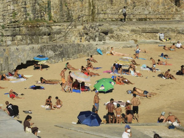 Napsütéses Nap Veszi Fürdőzők Azarujinha Strand Estoril Augusztus 2021 Estorial — Stock Fotó