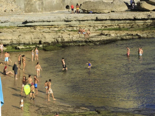 Napsütéses Nap Veszi Fürdőzők Azarujinha Strand Estoril Augusztus 2021 Estorial — Stock Fotó