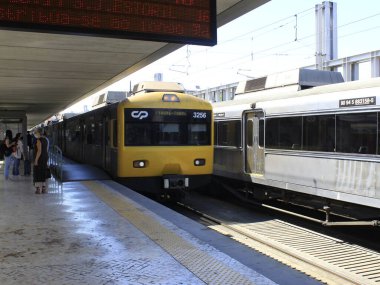  Alameda ve Cais Lizbon metrosunun Sodre istasyonlarını yapıyorlar. 20 Ağustos 2021, Lizbon, Portekiz: Portekiz 'in başkenti Lizbon' daki Alameda ve Cais do Sodre metro istasyonlarında hareket
