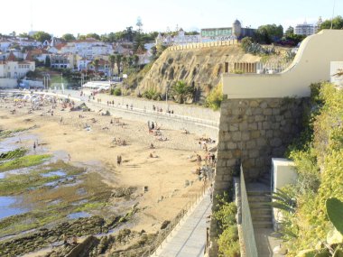 Estoril 'deki Poca plajında banyo yapıyor. 20 Ağustos 2021, Estoril, Cascais, Portekiz: Portekiz kıyısındaki Cascais belediyesinin Estoril 'deki Poca plajında 20 Ağustos Cuma günü Bathers Hareketi),