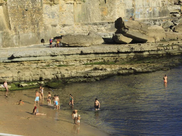 Une Journée Ensoleillée Emmène Les Baigneurs Plage Azarujinha Estoril Août — Photo