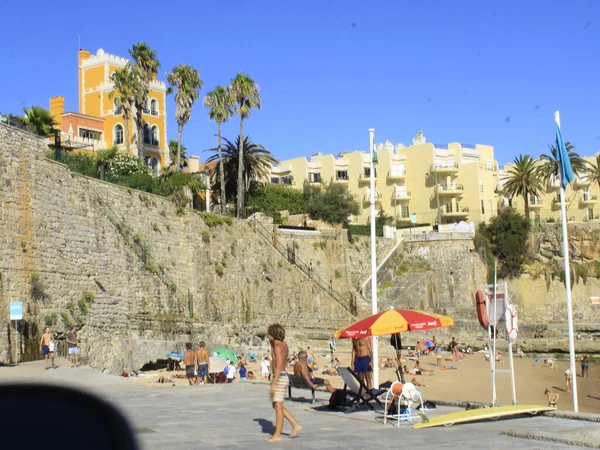 阳光明媚的日子带着泳客去埃斯托利尔的阿扎鲁金哈海滩 2021年8月20日 葡萄牙卡斯凯斯的伊斯托里尔 阳光灿烂的一天将于周五 20日 在卡斯凯斯市埃斯托利尔市的Azarujinha海滩上散步 — 图库照片
