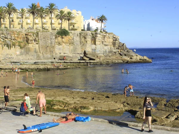 Día Soleado Lleva Bañistas Playa Azarujinha Estoril Agosto 2021 Estorial —  Fotos de Stock