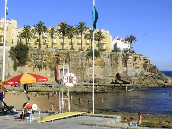 晴れた日はエストレイルのAzarujinhaビーチへのバスに乗ります 2021年8月20日ポルトガル カスカイス 歴史的 晴れた日は金曜日 20日 にカスカイス自治体のEstorilにあるAzarujinhaビーチへのバスに乗る — ストック写真