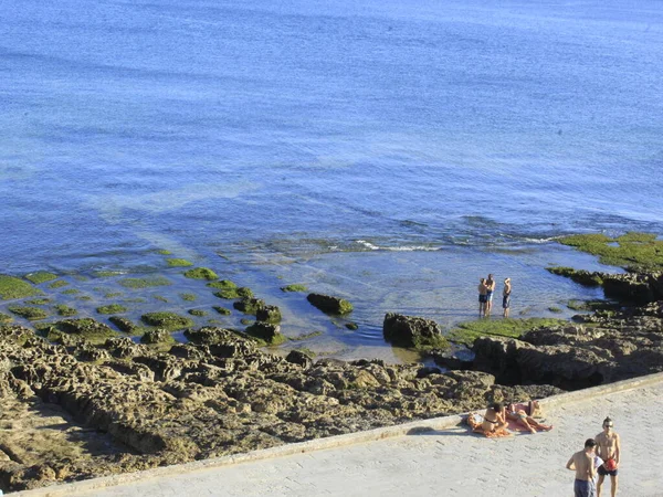 Solig Dag Tar Badare Till Azarujinha Stranden Estoril Augusti 2021 — Stockfoto