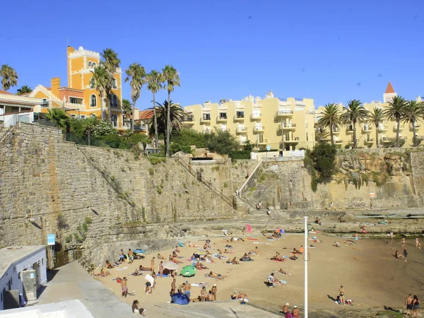 Der Sonnige Tag Bringt Badegäste Den Strand Von Azarujinha Estoril — Stockfoto